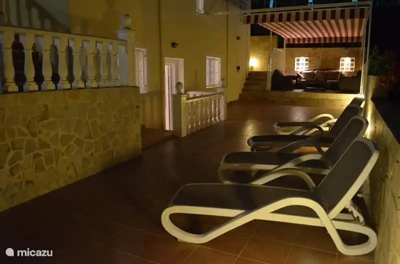 foto tomada desde el salón, hacia las tumbonas