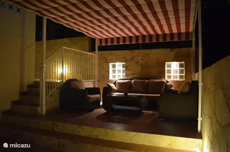 foto tomada desde el salón, hacia las tumbonas