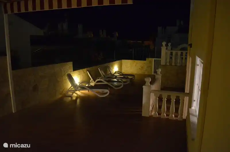 foto tomada desde el salón, hacia las tumbonas