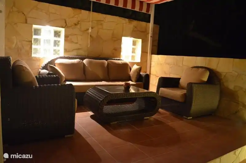 foto tomada desde el salón, hacia las tumbonas