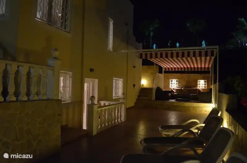 foto tomada desde el salón, hacia las tumbonas