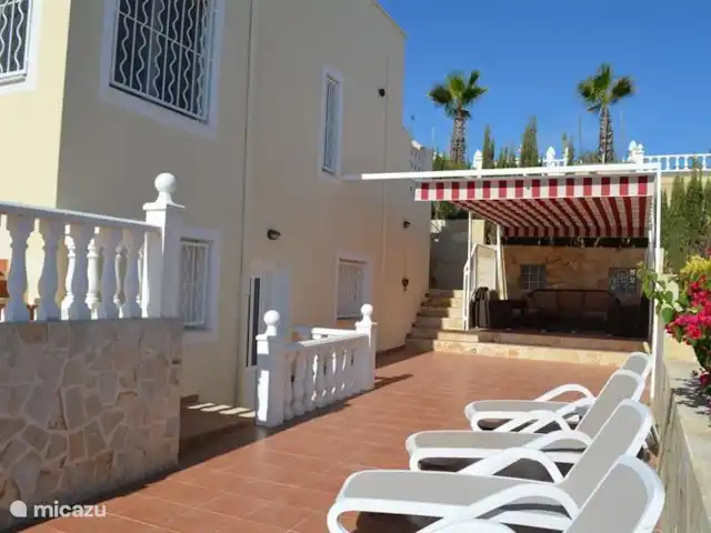 Casa Lucero II huren in Spanje, Costa Blanca, Rojales - vakantiehuis tuin zijgevel woning met loungebank ;en zonnebedden