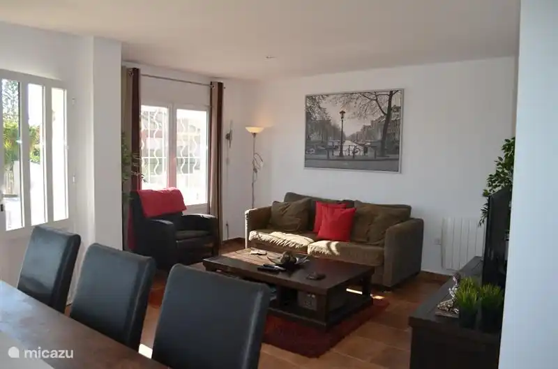 salón con mesa de comedor (6 sillas) y cocina abierta de unos 50m2