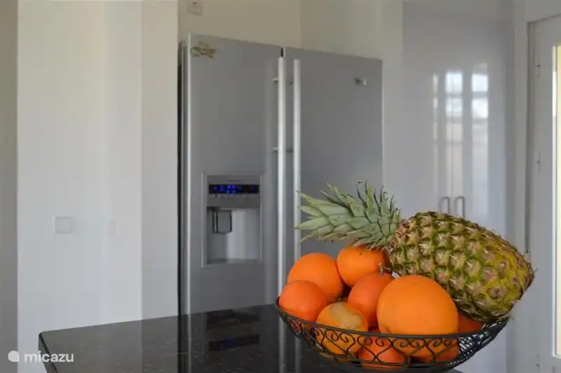 cocina con refrigerador americano