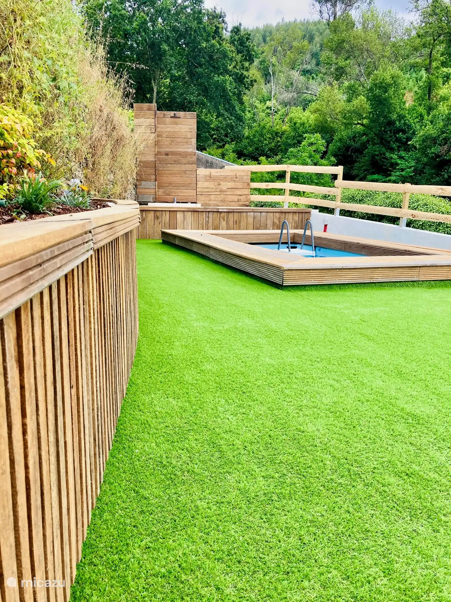 La piscina con solárium
