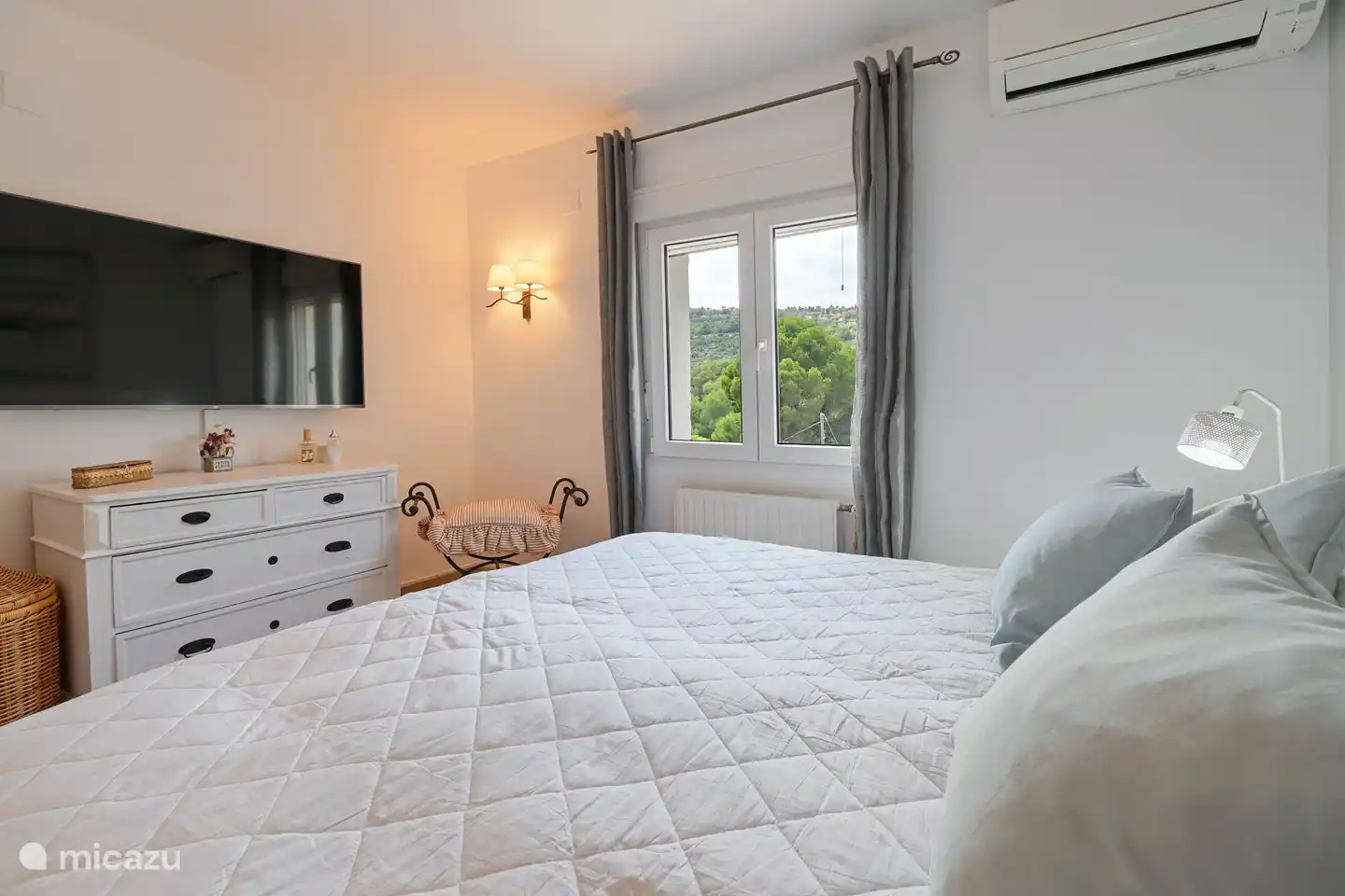 Schlafzimmer mit Klimaanlage und Fernseher