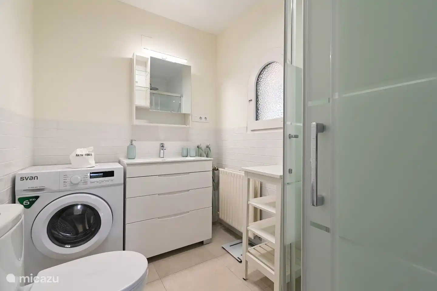 Waschmaschine auch im unteren Bereich.