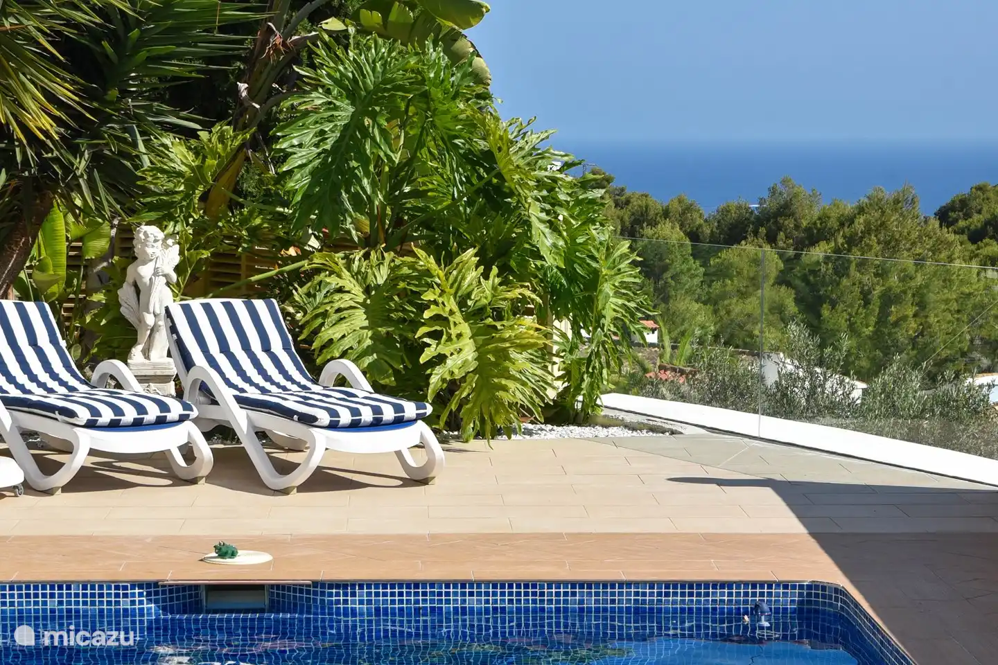 Liegen- und Sonnenschirme im Poolbereich