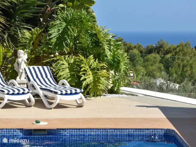 Maison de la Couronne | Espagne, Costa Blanca, Benissa - villa Chaises longues et parasols à la piscine