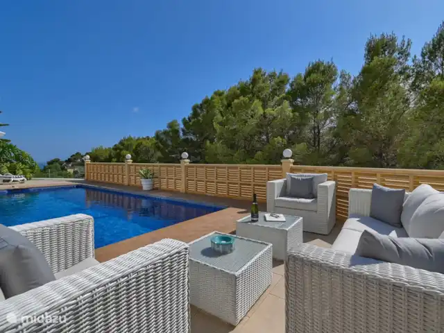 Maison de la Couronne | Espagne, Costa Blanca, Benissa - villa plusieurs coins salons au bord de la piscine.