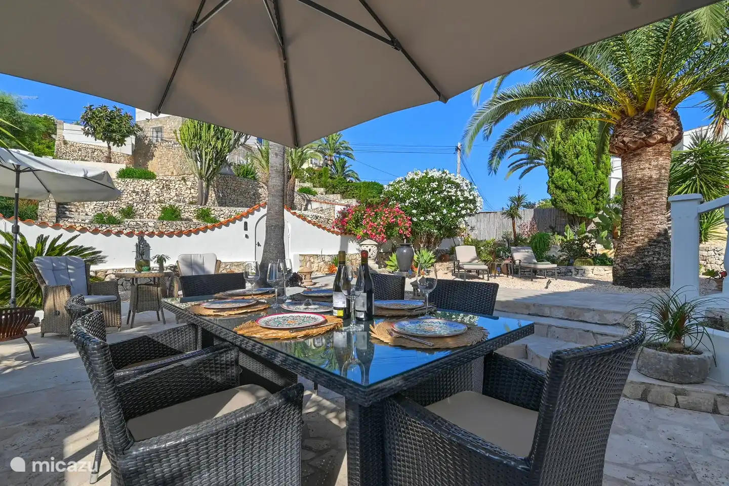 Grosser Esstisch auf der Terrasse 