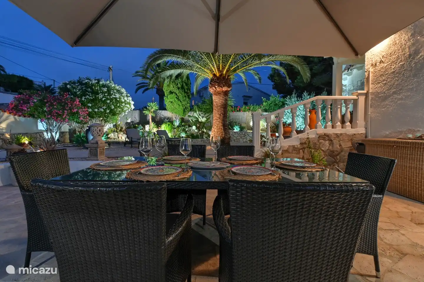 Garten beleuchtet am Abend