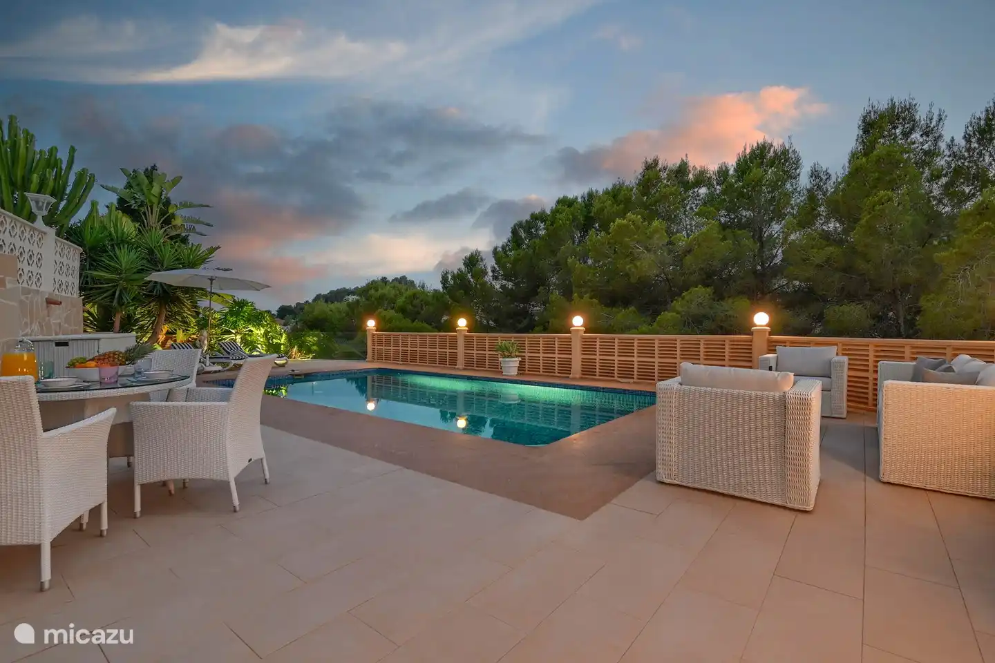 Pool- und Poolbereich beleuchtet.