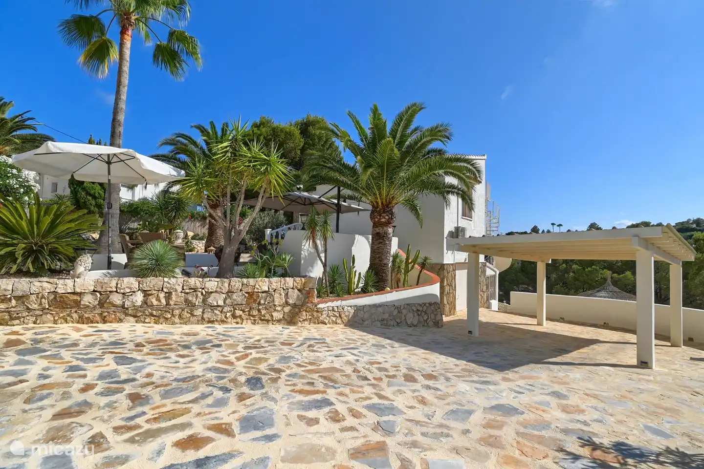 grosse Garageneinfahrt, mit überdachten Carport.