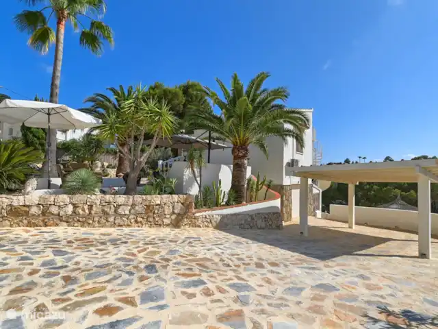 Maison de la Couronne | Espagne, Costa Blanca, Benissa - villa grande entrée de garage, avec abri voiture couvert.