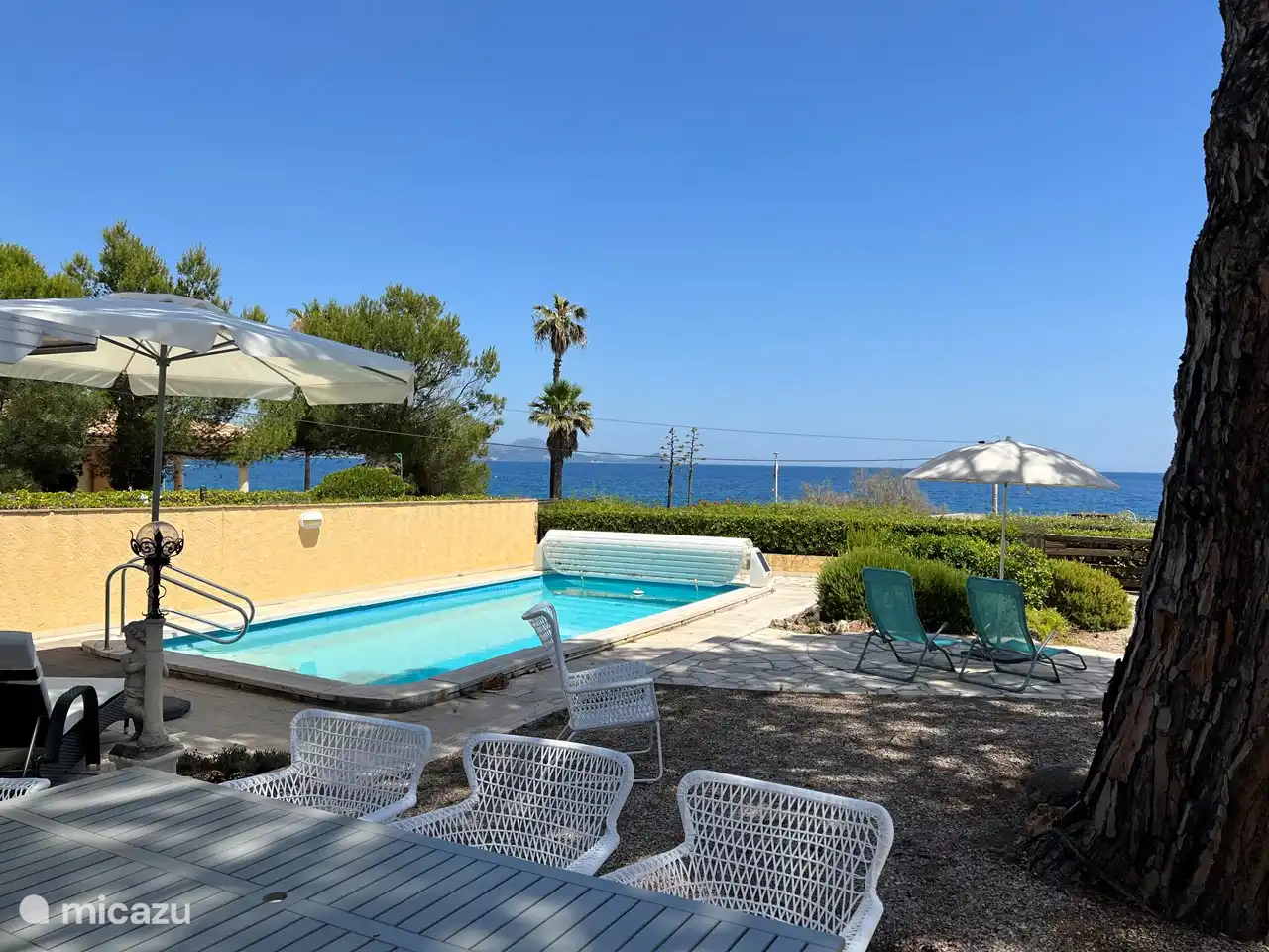 Essecke, Pool und Meer