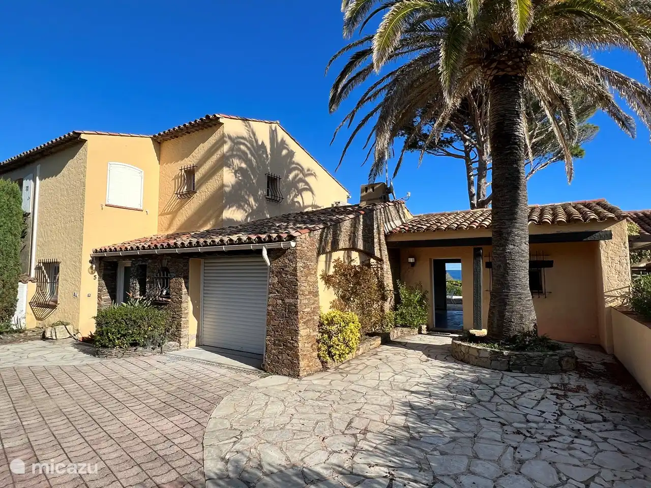 Hof komplett eingezäunt