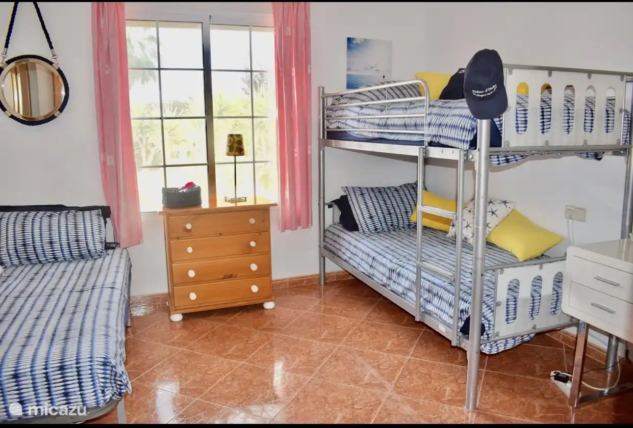 Drittes Schlafzimmer mit 3 Betten. 1 Einzelbett und ein Etagenbett mit 2 Betten. Schreibtisch, Einbauschränke und Kommode.
Klimaanlage, die auch heizen kann. 