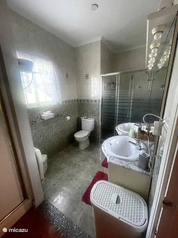 Sehr geräumiges Badezimmer neben dem Hauptschlafzimmer mit geräumiger Dusche, Toilette und 2 Waschbecken mit großem Spiegel