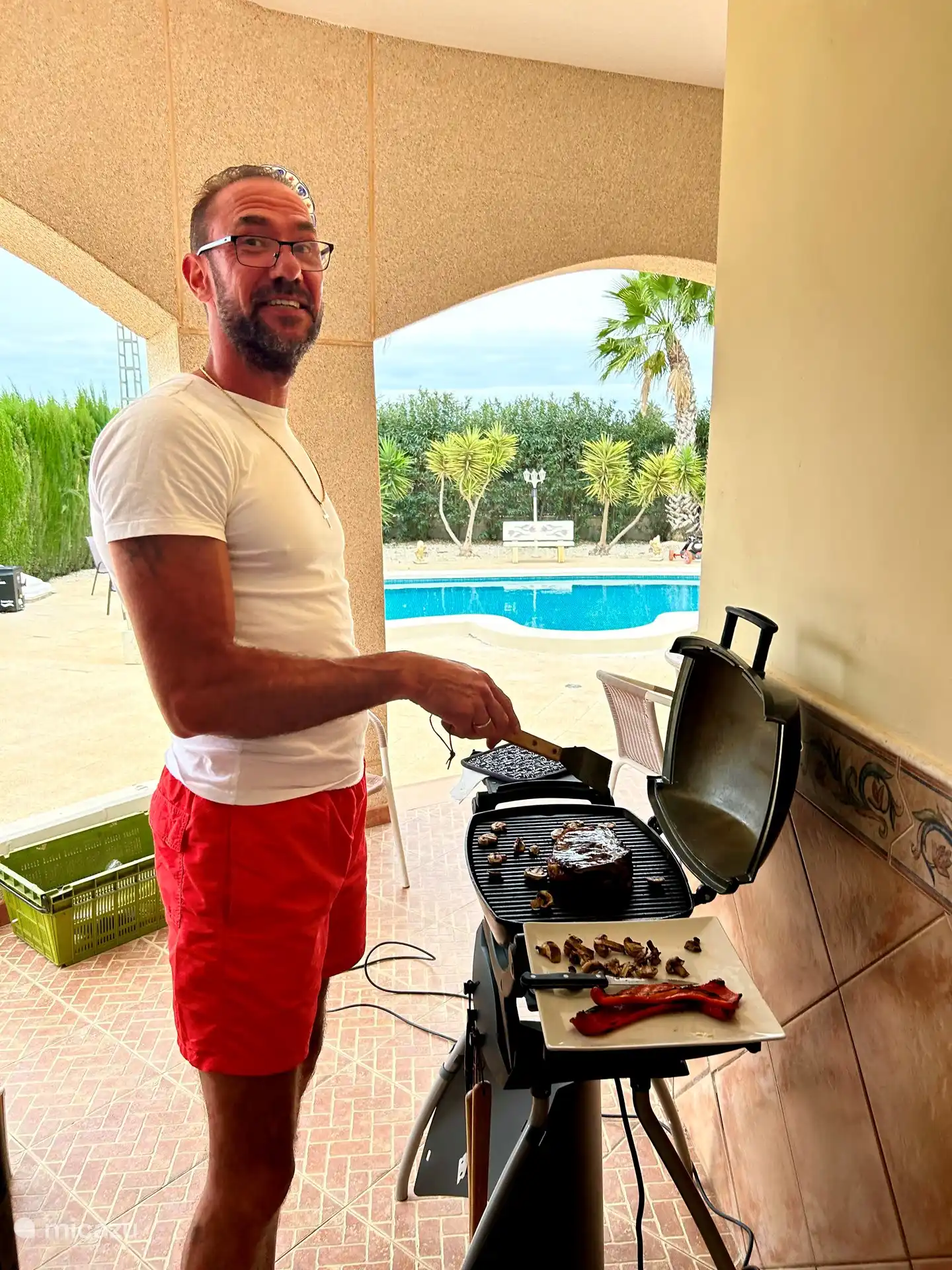 Genießen Sie das Grillen auf dem elektrischen Weber-Grill. Kostenlos nutzbar, sämtliches Zubehör wird zur Verfügung gestellt. 