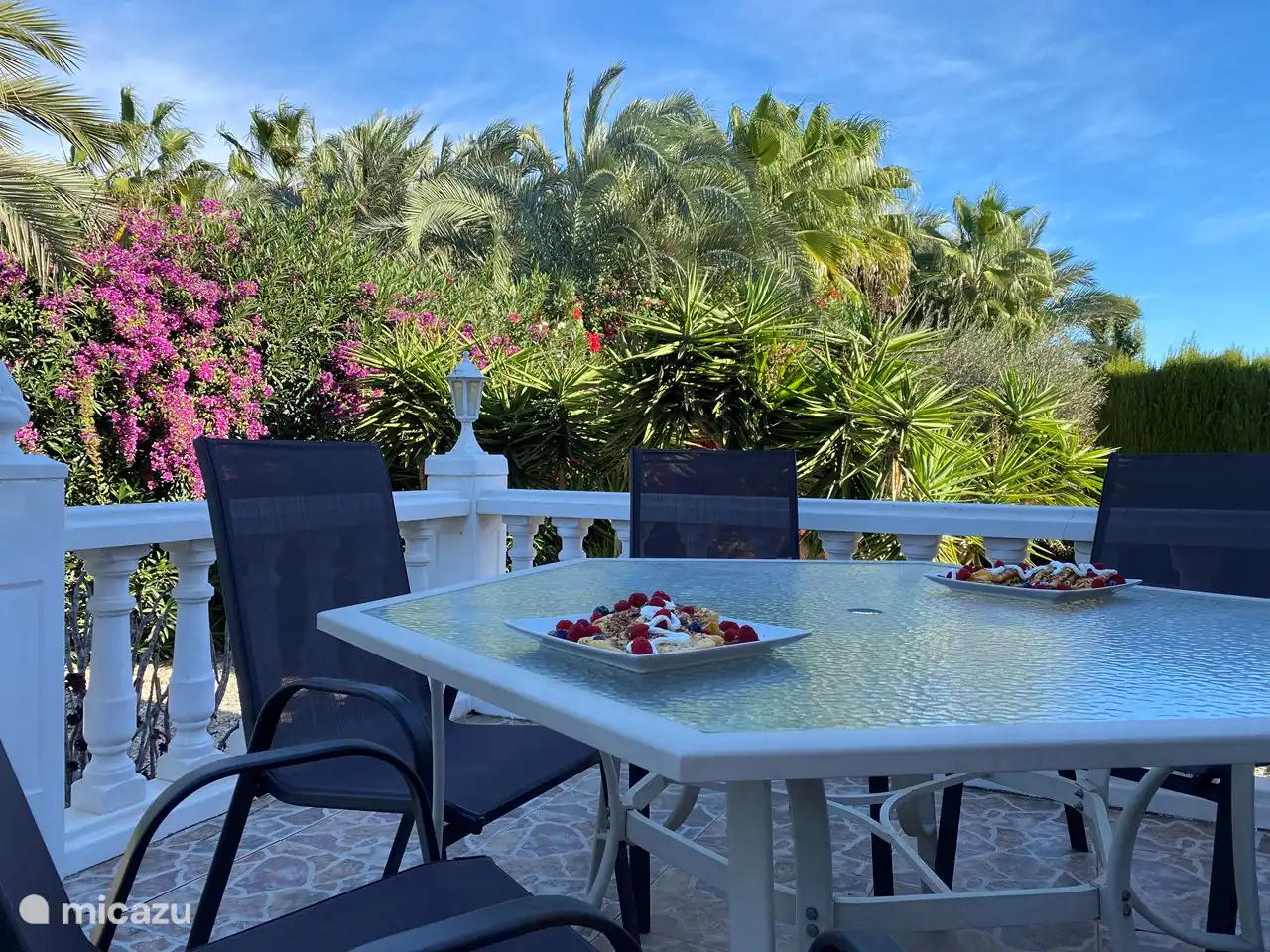 Die Veranda mit Esstisch mit 6 Stühlen lädt zu einem köstlichen Essen mit Ihrer Gruppe ein. Da der Garten rundherum ist, haben Sie immer die Wahl, im Schatten oder in der Sonne zu sitzen. Auch Sonnenschirme sorgen für Schatten.
