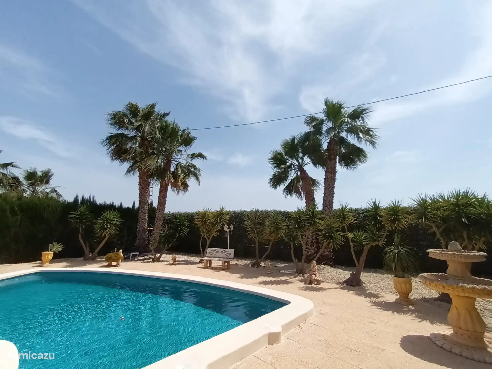 Das Schwimmbad mit Sitzgelegenheiten rundherum