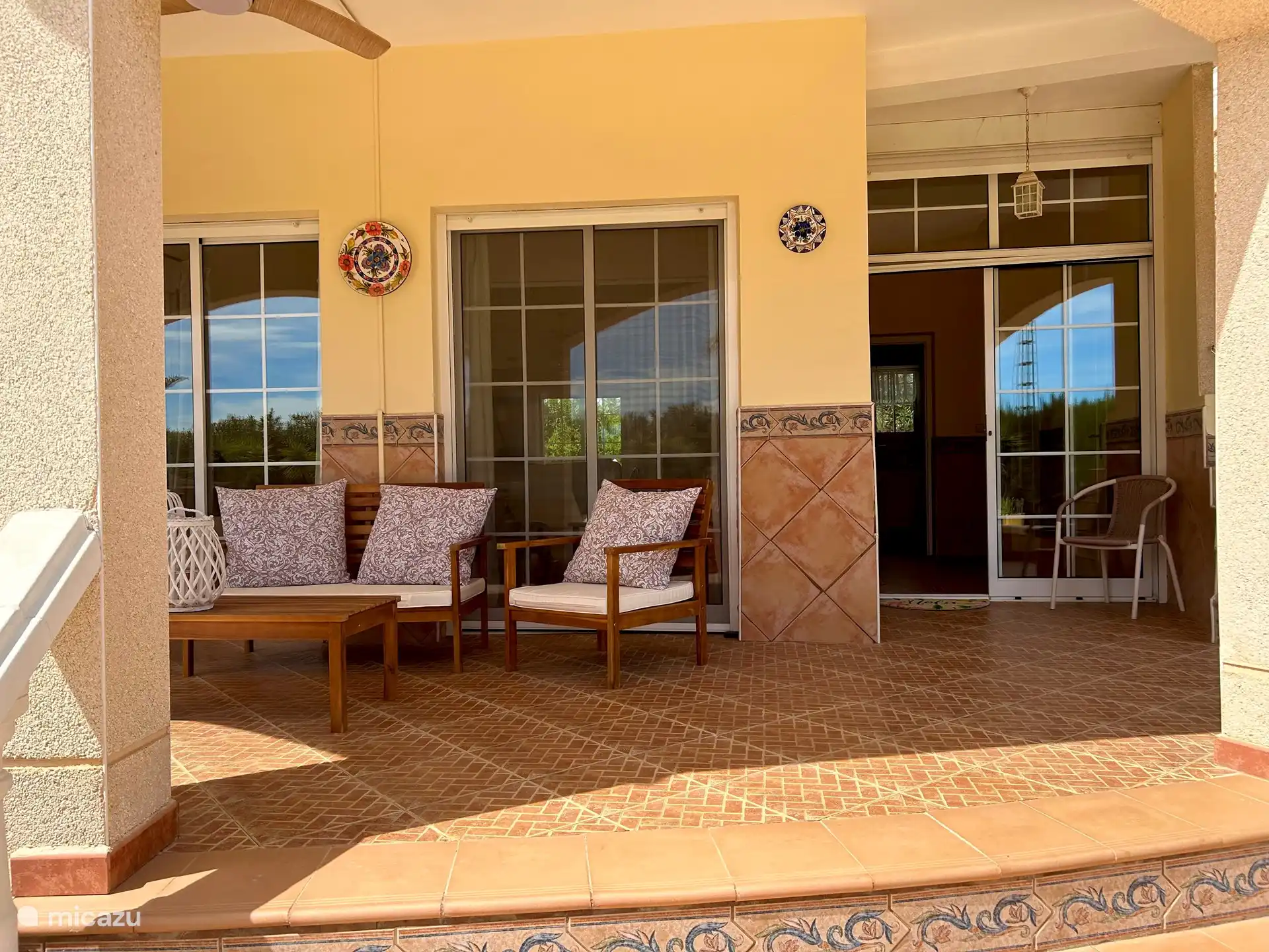 Die Veranda an der Vorderseite 