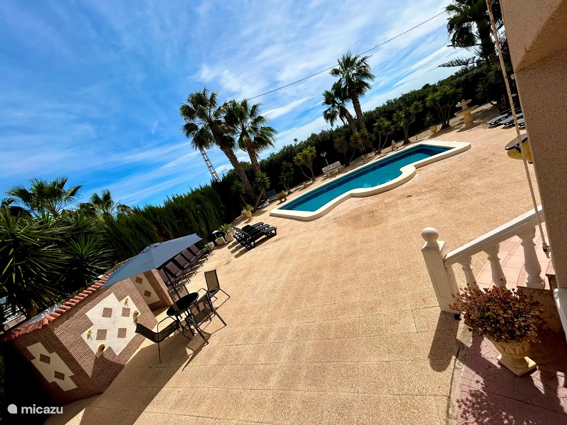 Tisch mit Sonnenschirm, 10 Sonnenliegen, 6 Stühle, Kindertisch mit Hochstühlen