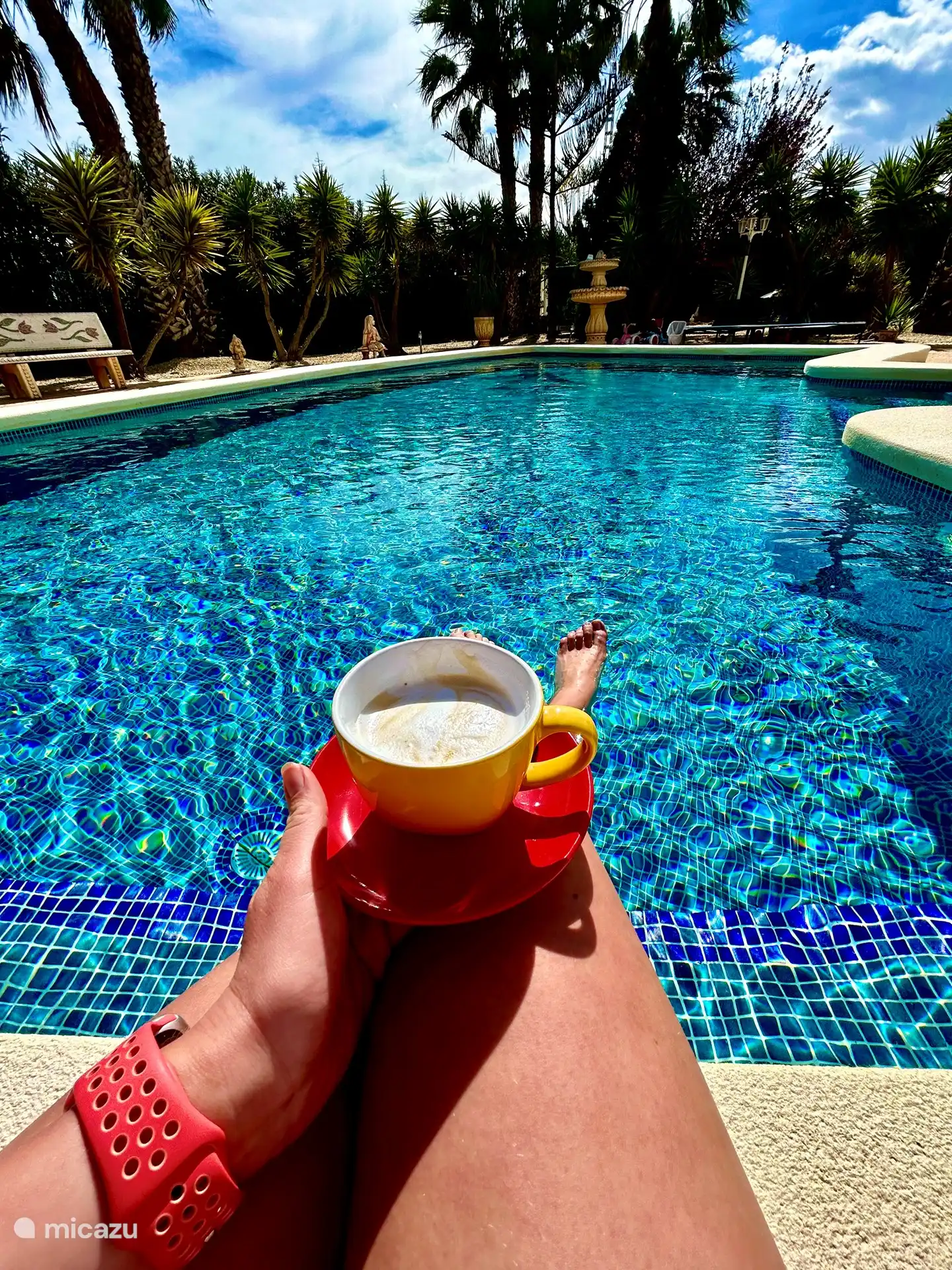 Entspannen Sie sich im Swimmingpool mit eingebauter Bank, wo Sie sich auf halbem Weg ins Wasser entspannen können. Bis 21:00 Uhr gibt es Sonne im Garten und im Pool. 