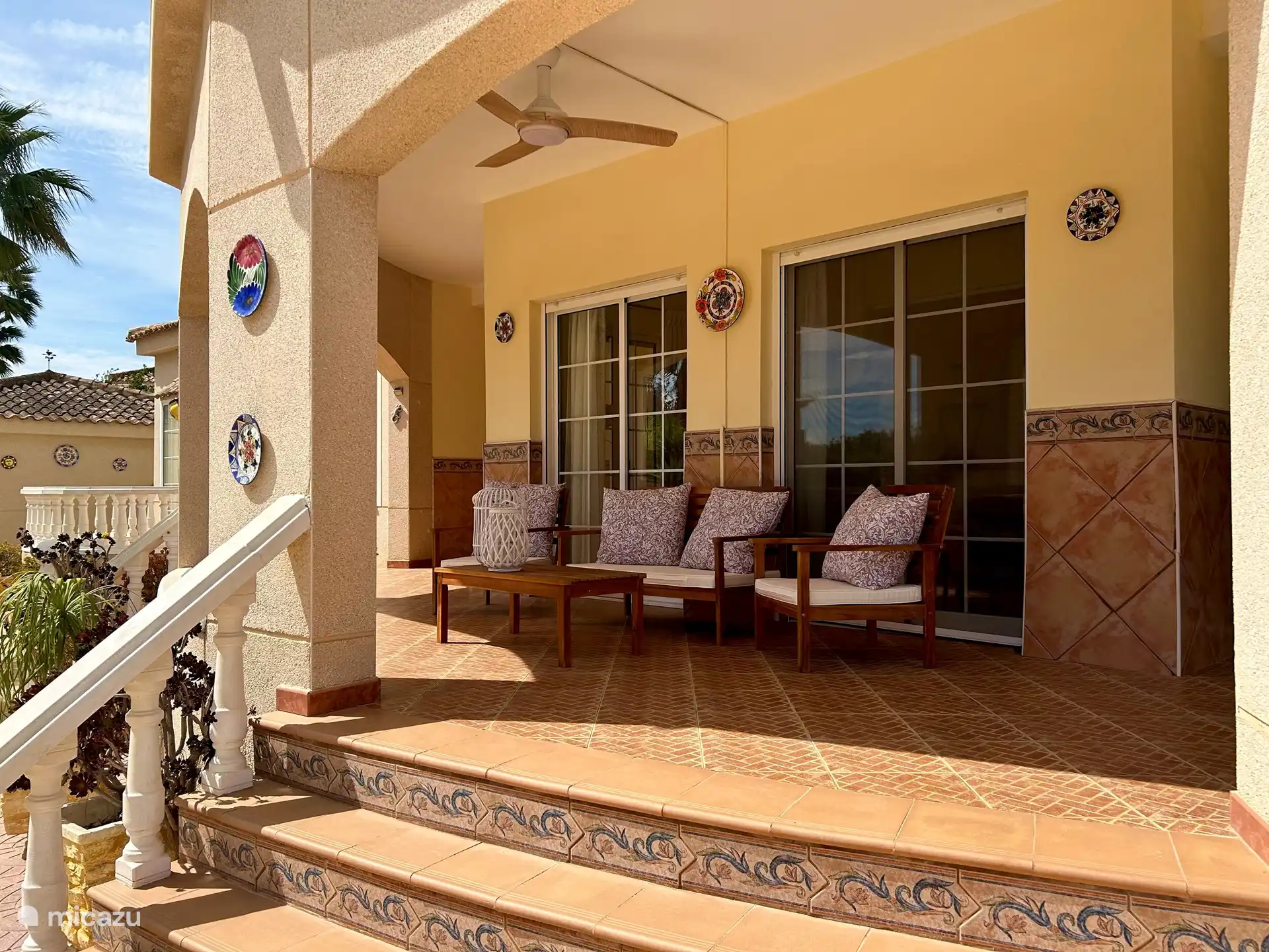 Die Veranda mit Sitzgelegenheiten und Ventilator 