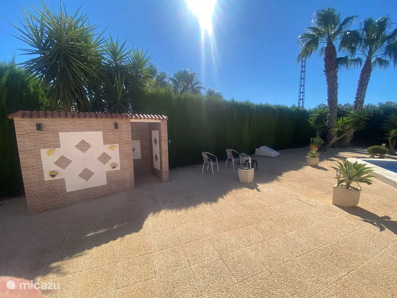 Außendusche mit Umkleidebereich