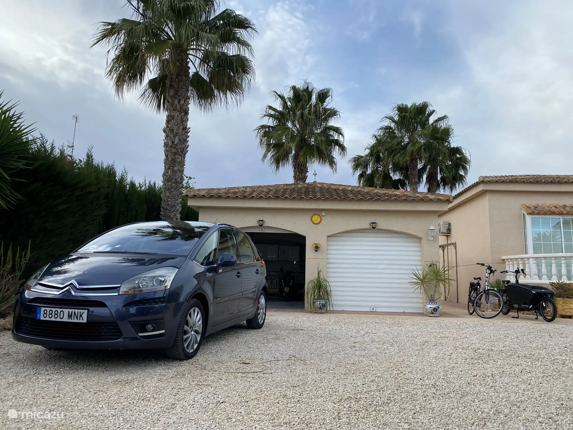 Es besteht die Möglichkeit, Autos und Fahrräder über kenccars zu mieten. Sie liefern die Autos und Fahrräder zu Ihnen nach Hause und holen sie nach dem Urlaub wieder ab. 