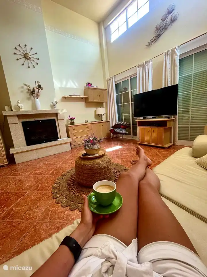 Das Wohnzimmer mit bequemen Sofas, Kleiderschrank und Smart-TV 55 Zoll mit niederländischen TV-Kanälen. Kann mit Fensterläden komplett abgedunkelt werden, um Hitze und Sonne abzuhalten. Schauen Sie Apple TV und Netflix auf unserem Smart-TV 55 Samsung