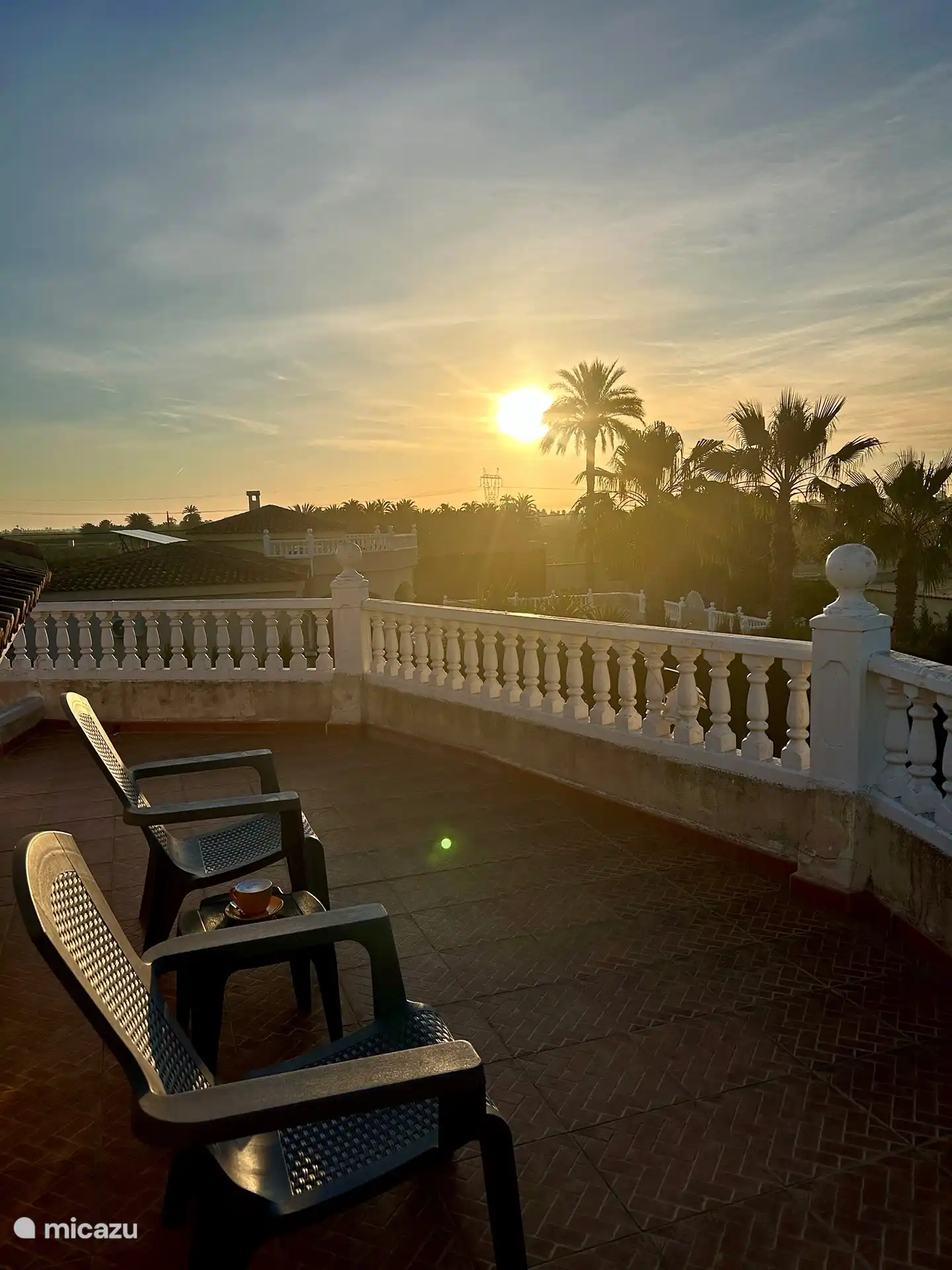 Sitzgelegenheiten auf dem Balkon, den Sonnenaufgang und Sonnenuntergang genießen. Blick auf die Berge und die grüne Umgebung. 