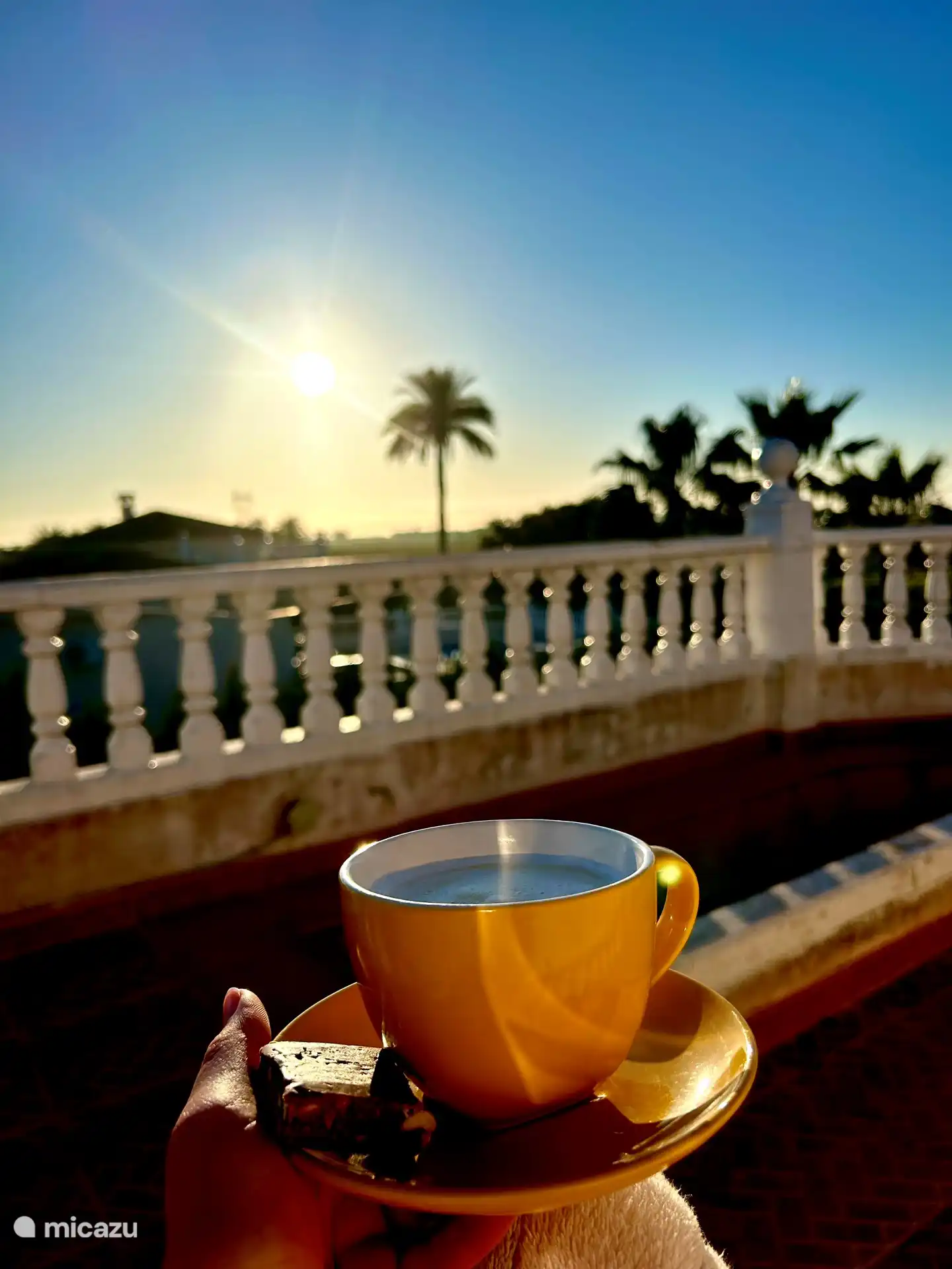 Sonnenaufgang vom Balkon mit einer leckeren Tasse Kaffee aus einer unserer Maschinen. Nespresso-Tassenmaschine kostenlos nutzbar 