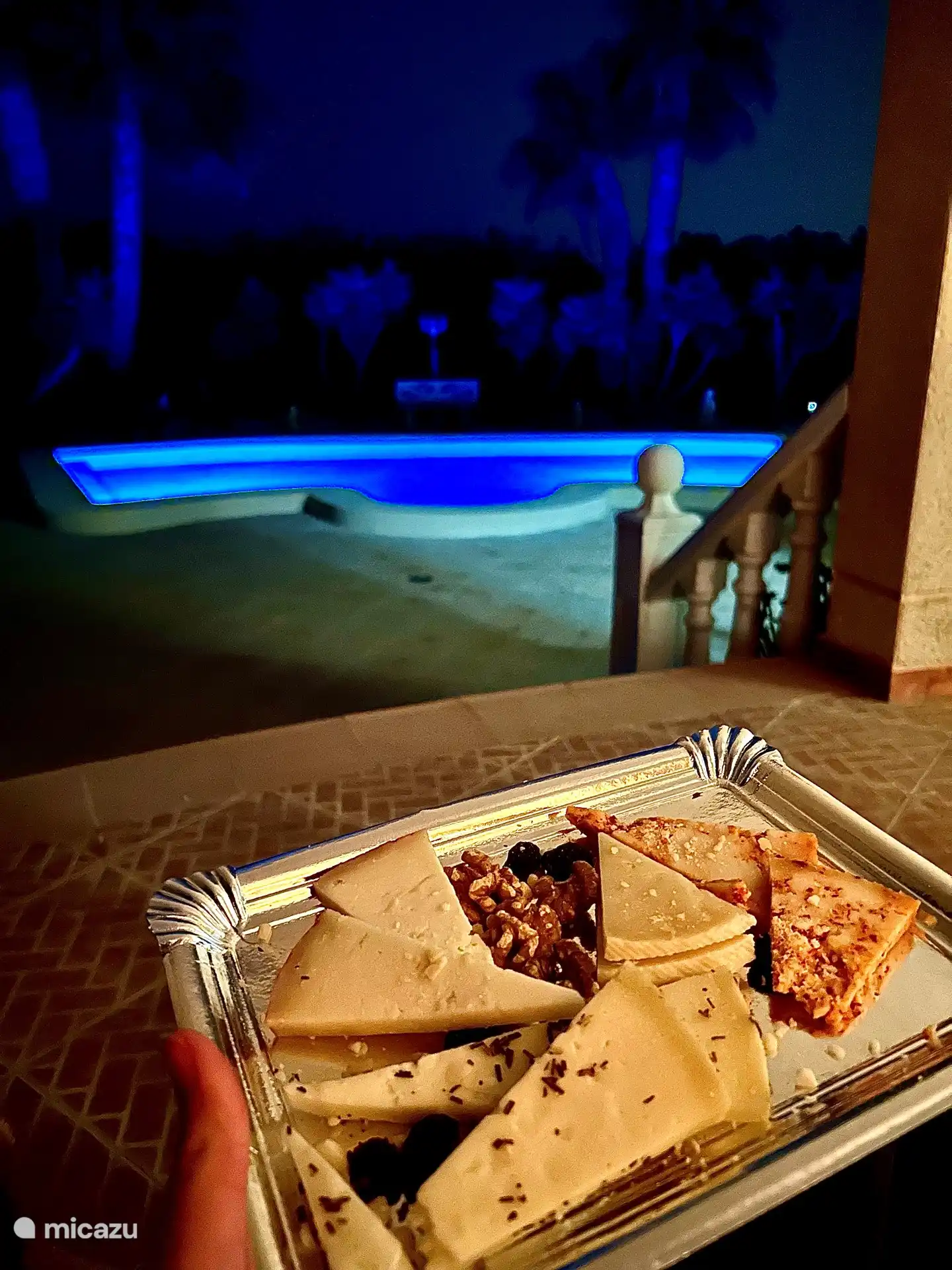 Snacks bis spät in die Nacht auf der Veranda mit Blick auf den beleuchteten Pool. Stille in Hülle und Fülle, unter dem Sternenhimmel ein wunderbarer Moment für sich und Ihre Liebsten. 