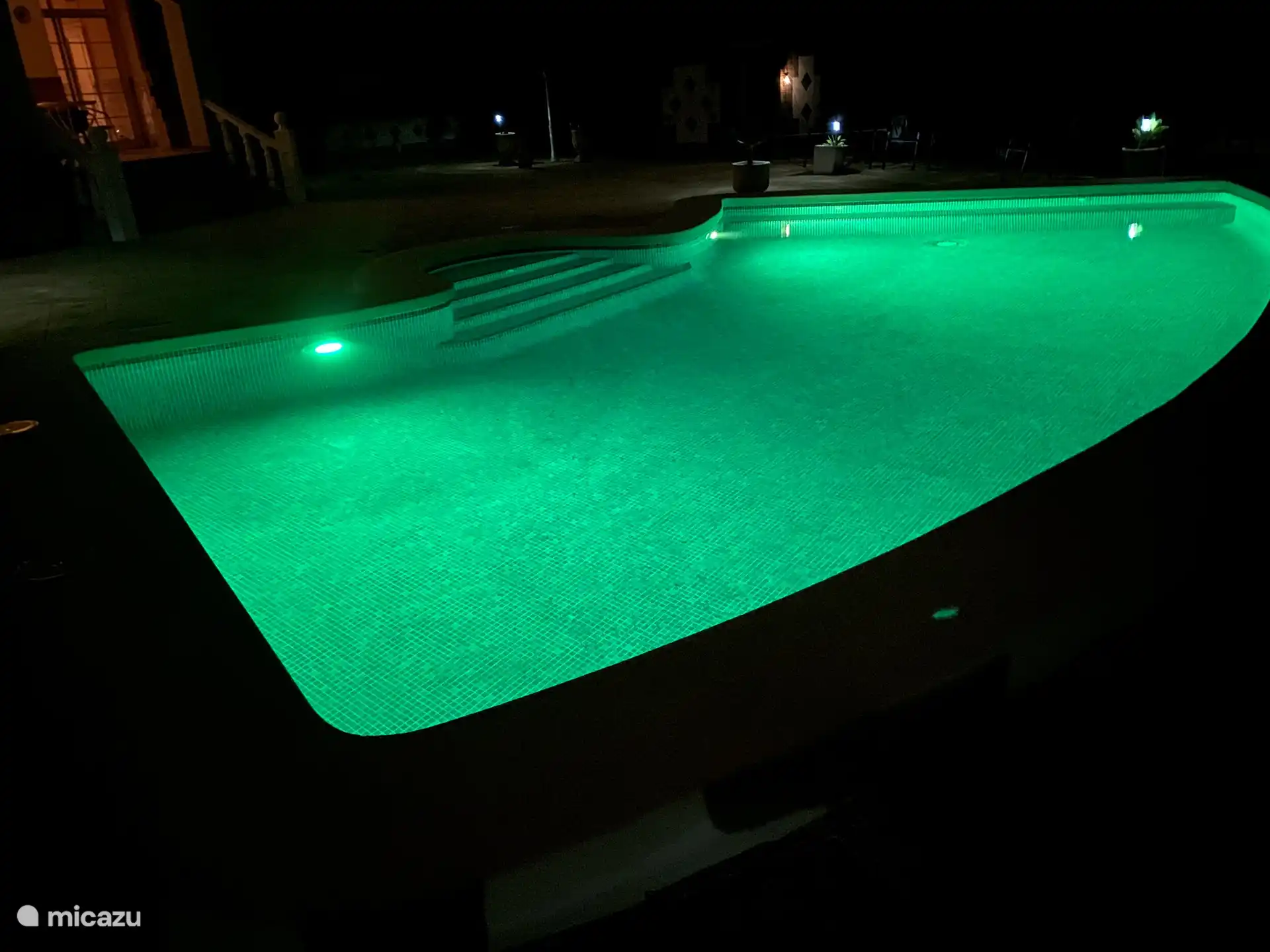 Das beleuchtete Schwimmbad, das im Jahr 2024 komplett renoviert und mit stimmungsvoller Beleuchtung und Heizung ausgestattet wurde. Das Schwimmbad ist nicht weniger als 10x5 Meter groß!