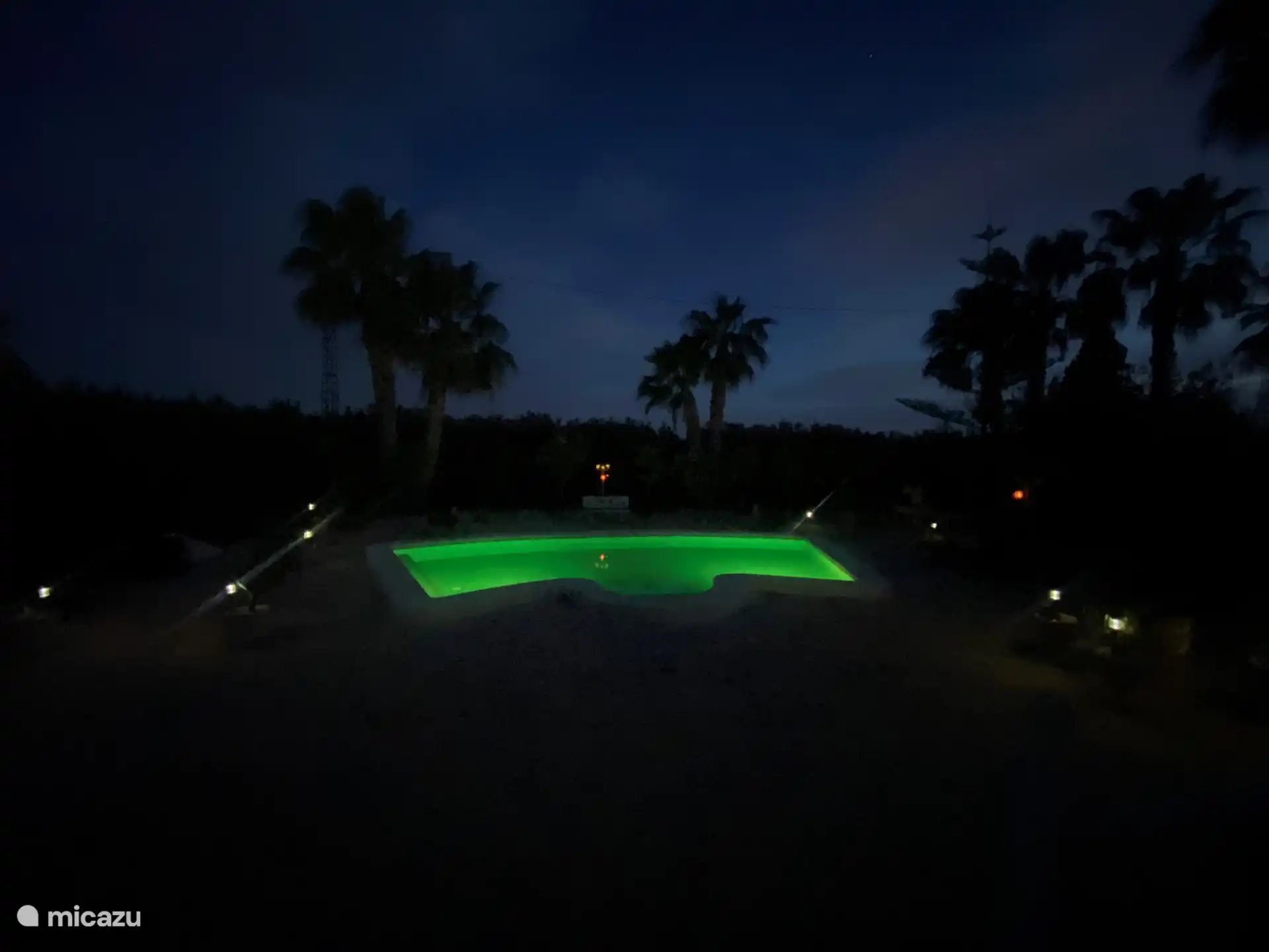 Der Pool kann dank der eingebauten Stimmungsbeleuchtung auch abends und nachts genutzt werden. Auch in den Wintermonaten dank des beheizten Schwimmbads, das auf eine sehr angenehme Temperatur beheizt werden kann, genießen Sie das Schwimmen und Entspannen!