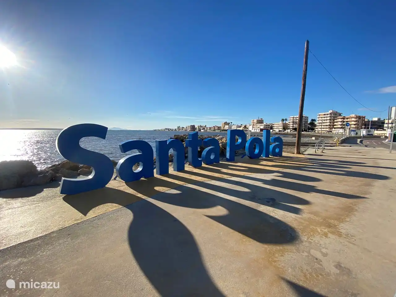 Die schönen Sandstrände und der Yachthafen von Santa Pola sind 5 Autominuten entfernt.