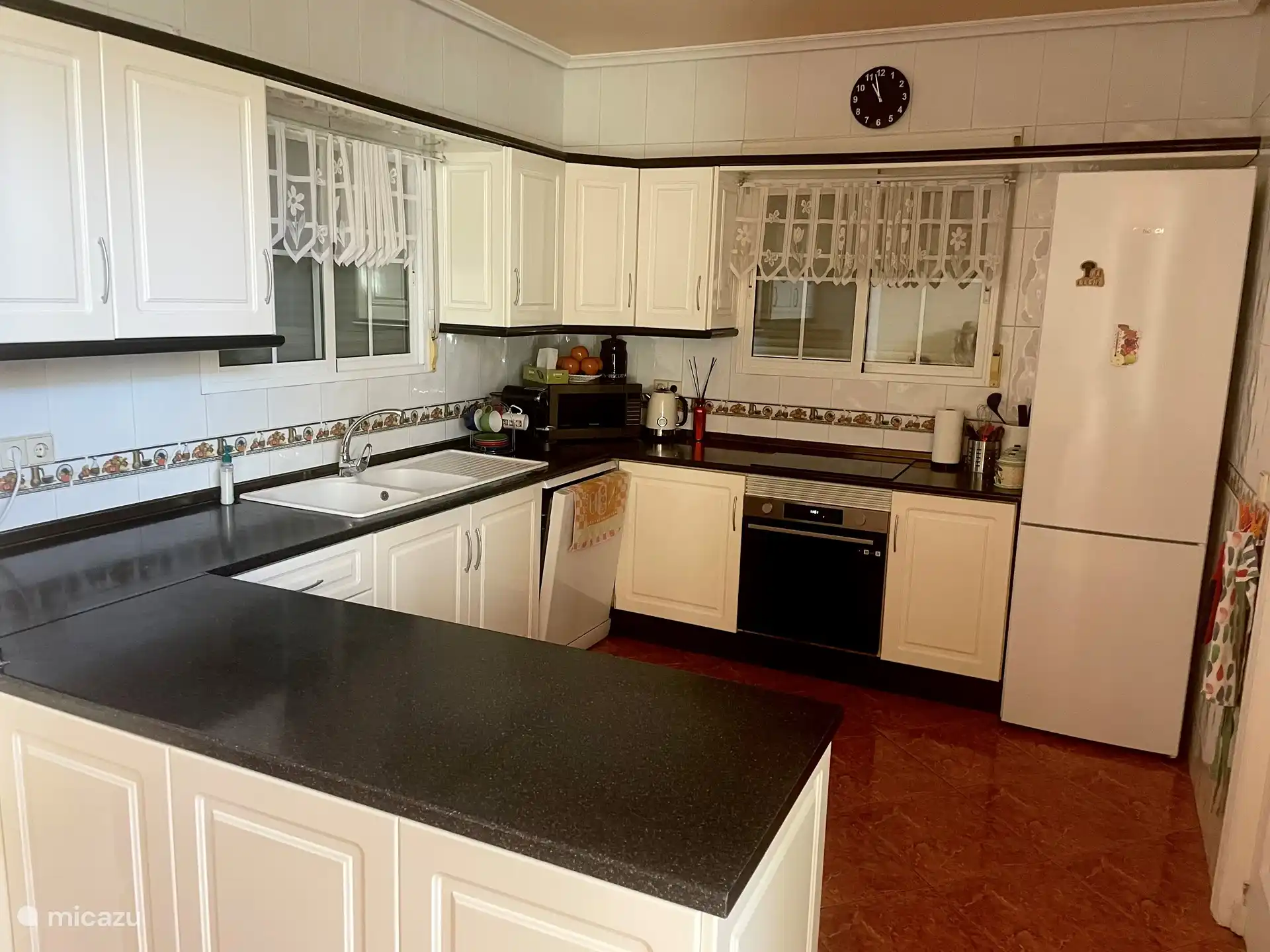 Die geräumige Küche ist komplett mit Geräten ausgestattet. Kühlschrank mit Gefrierfach, Doppelherd, Mikrowelle, Jurabohnen- und Nespresso-Kaffeemaschine, Wasserkocher, Geschirrspüler, Mixer, Sandwichmaker, Toaster, Saftpresse, Induktionskochfeld, Pfannen und Töpfe, Besteck, Küchenutensilien, Teller, Tassen, alles ist da!