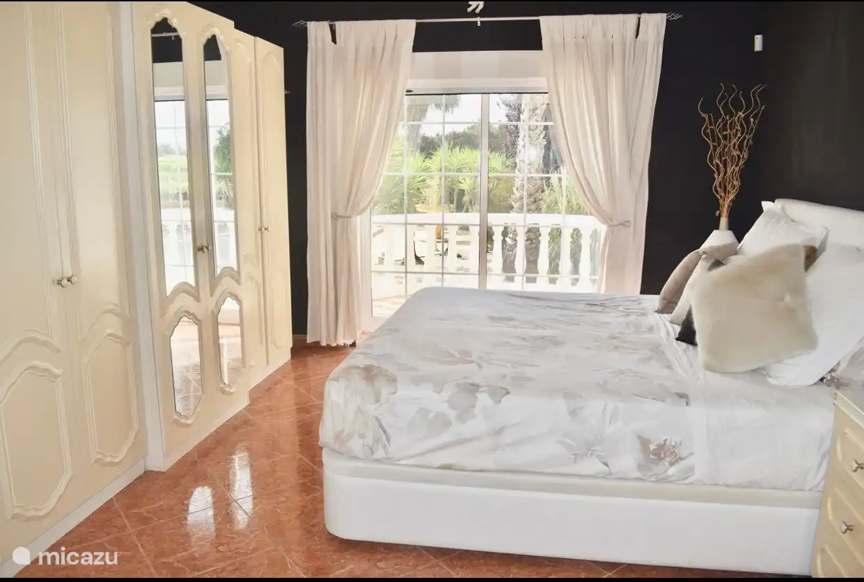 Hauptschlafzimmer mit schönen Auping-Boxspringbetten XL und Smart-TV mit niederländischen TV-Kanälen im Einbauschrank. Klimaanlage und Rollläden für herrlich erholsame Nächte 