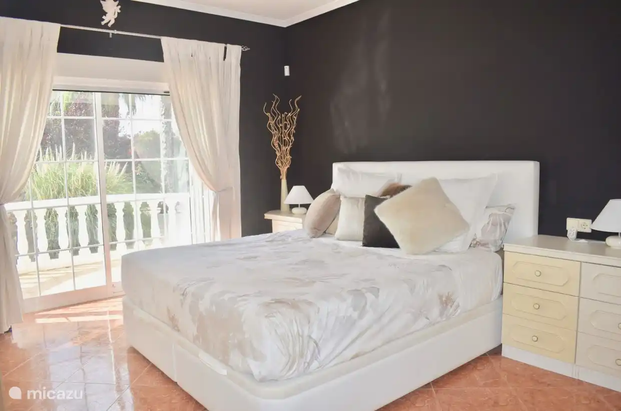 Das Hauptschlafzimmer mit Schiebetüren zur privaten Veranda-Terrasse mit Blick auf den Garten und den Pool Schöne Schlafboxspringbetten, Bettwäsche wird vom Hausmeister zur Verfügung gestellt. 