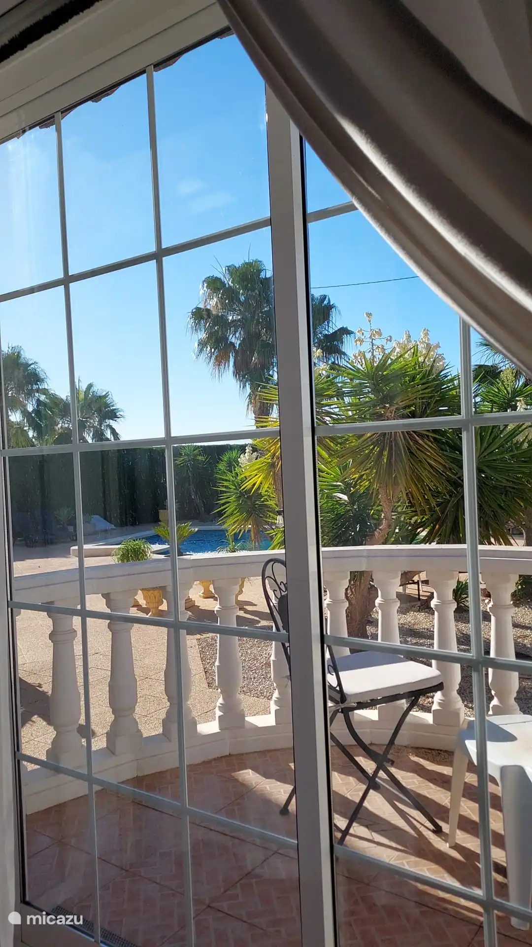 Blick aus dem Hauptschlafzimmer. An dieses Zimmer angeschlossen ist ein Balkon, auf dem Sie den schönen Sonnenaufgang erleben können. Wenn Sie lieber ausschlafen möchten, schließen Sie die Fensterläden und Fensterläden und das Zimmer ist stockdunkel. Die Boxspringbetten sind sehr schön und das Zimmer verfügt über eine Klimaanlage, so dass es auch tagsüber kühl ist