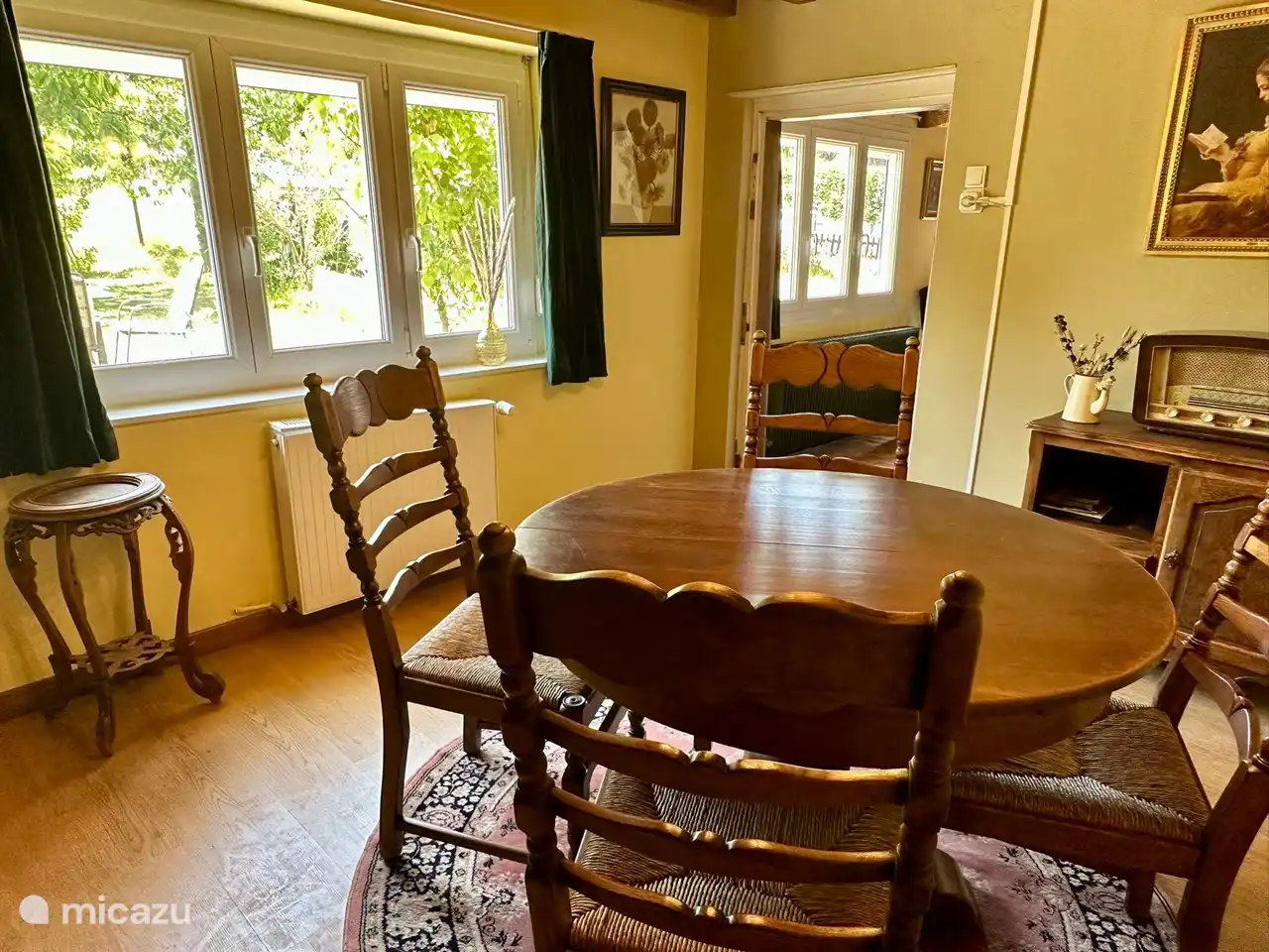 Le salon de jardin, avec un placard avec livres et jeux