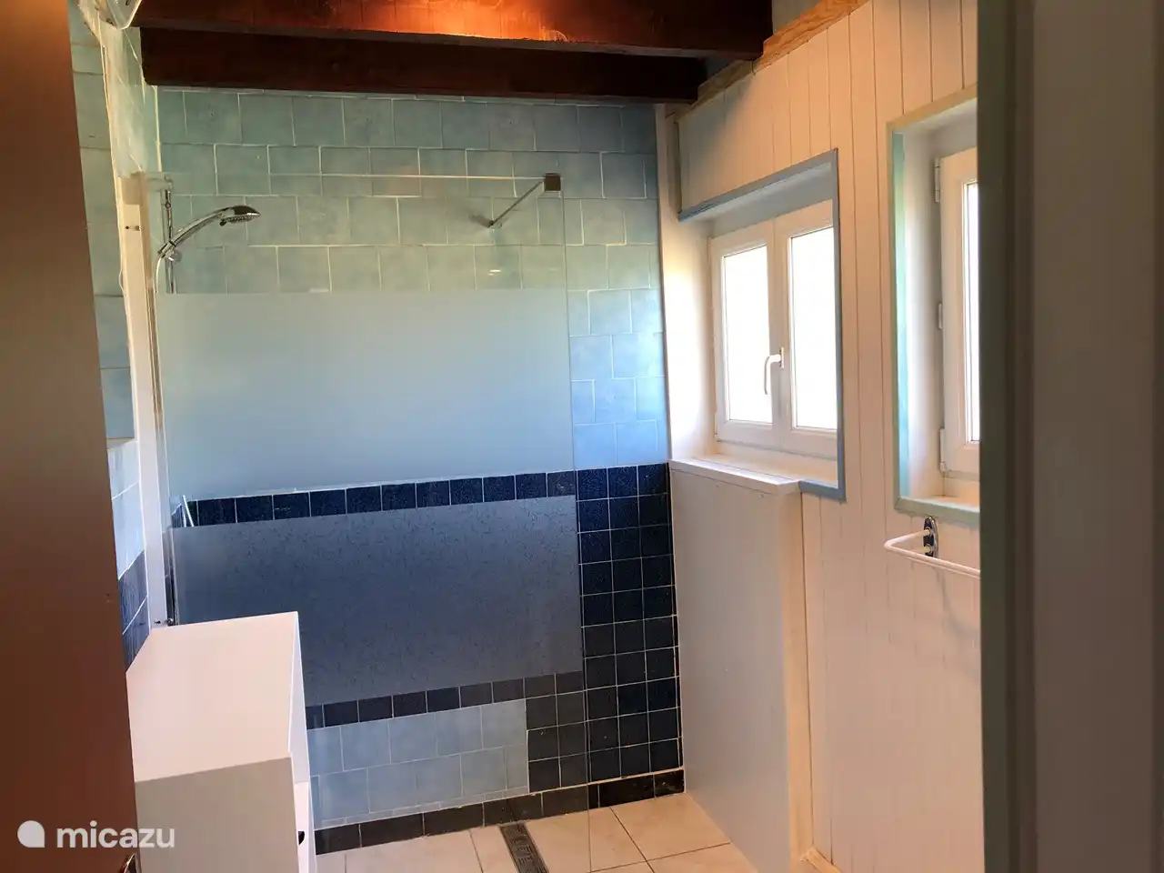 La salle de bain avec lavabo et douche à l'italienne