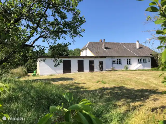 Maison Archon | France, Aisne, Archon - maison de vacances L'arrière de la maison, incluant une partie du jardin. Le jardin entoure la maison et est entièrement clôturé.