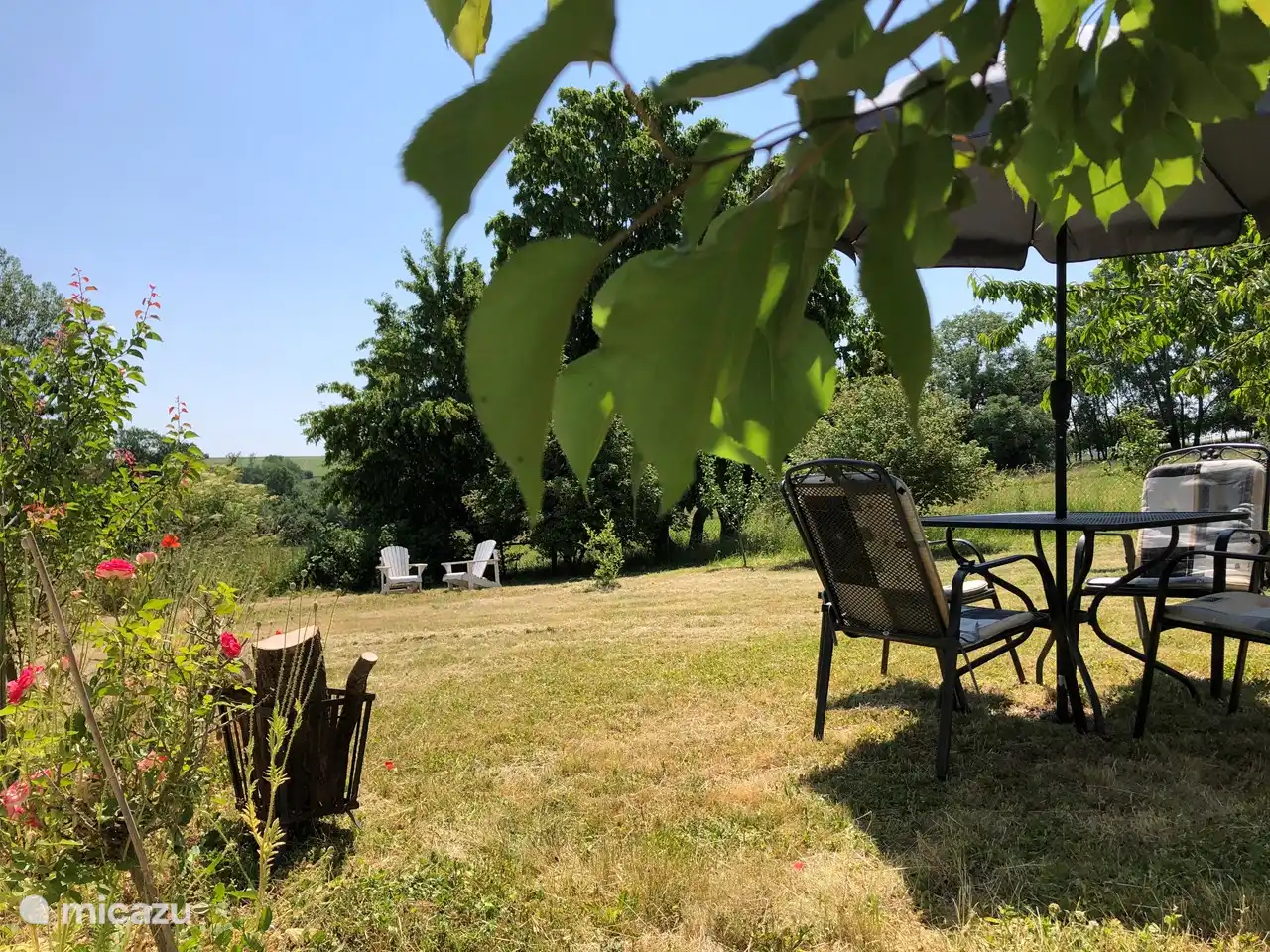 Faisant partie du jardin devant la maison, le jardin dispose de plusieurs coins salons et transats et est situé au sud. Également des arbustes fruitiers (framboisiers, petits fruits, etc.) et des arbres fruitiers (dont pommes, poires, cerises), que vous pourrez cueillir et manger selon vos besoins.