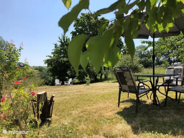 Maison Archon | France, Aisne, Archon - maison de vacances Faisant partie du jardin devant la maison, le jardin dispose de plusieurs coins salons et transats et est situé au sud. Également des arbustes fruitiers (framboisiers, petits fruits, etc.) et des arbres fruitiers (dont pommes, poires, cerises), que vous pourrez cueillir et manger selon vos besoins.
