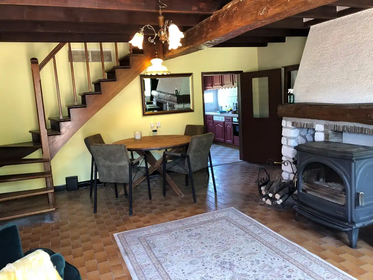 Adjacent au salon, au coin repas et au poêle à bois