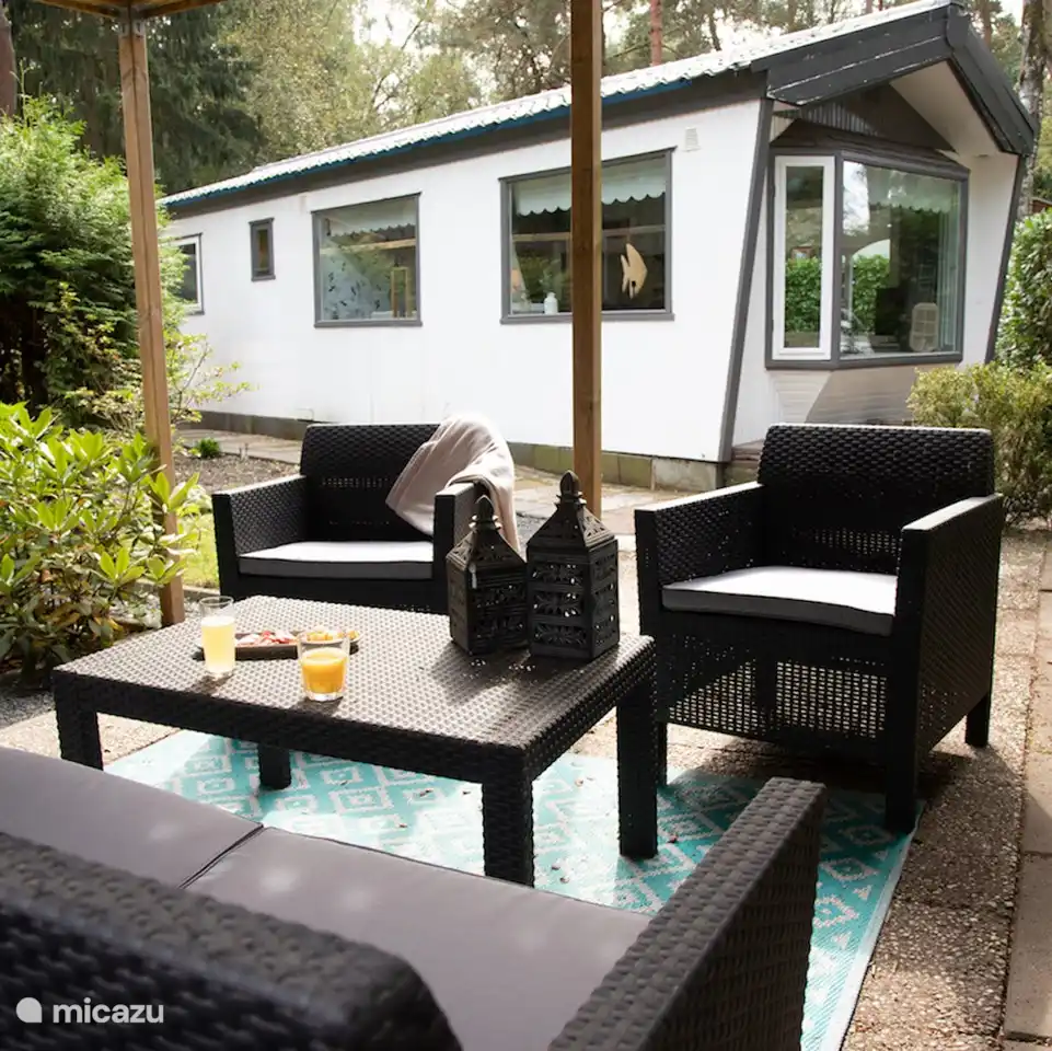 Sitting area with lounge set